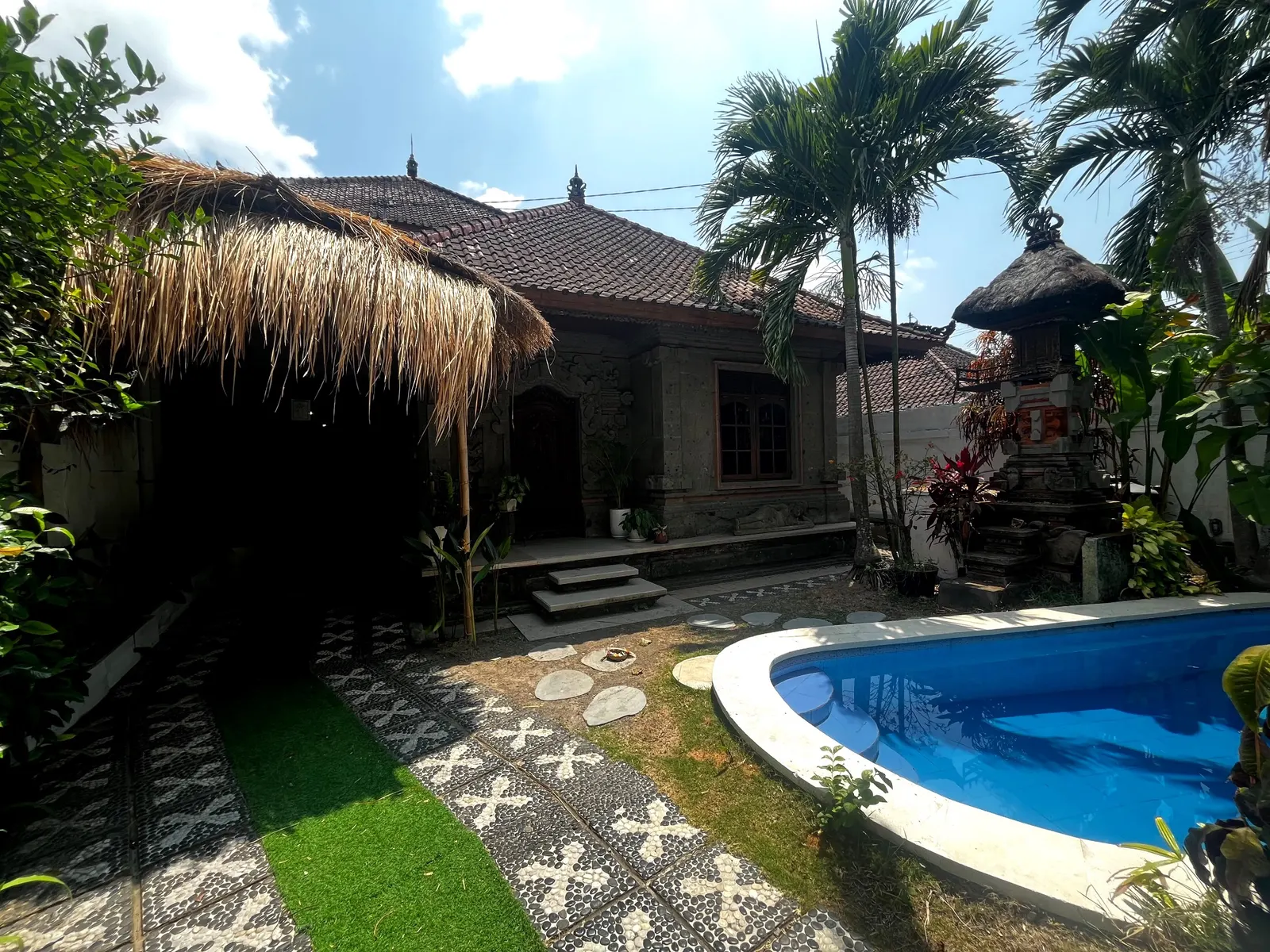 Traditional 3 Bedroom Villa with Garden for Rent in Cepaka