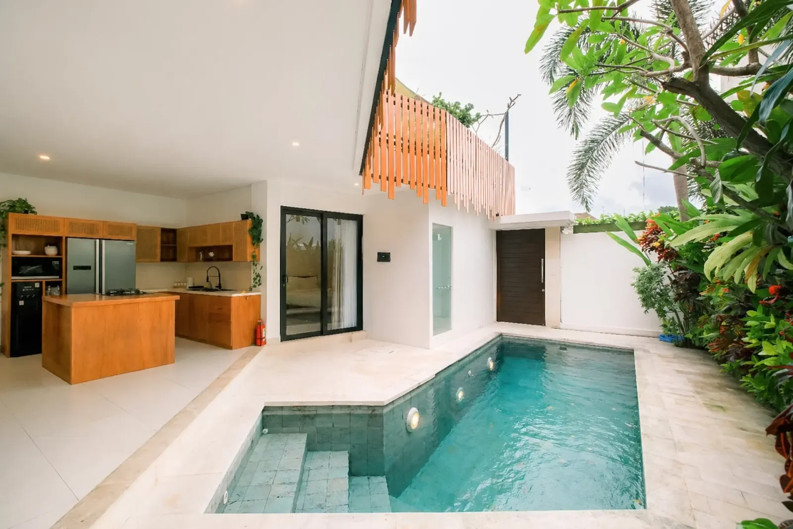 Luxury Tropical Villa with Mature Garden in Tumbak Bayuh - MM001